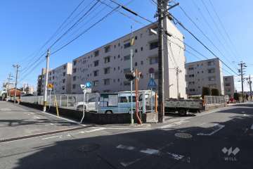 長栄住宅の敷地北側前面道路と西側道路