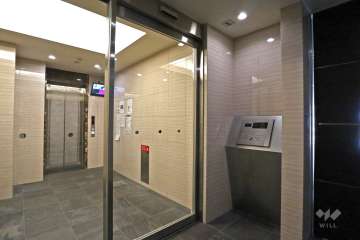 エントランスはオートロック付きです。