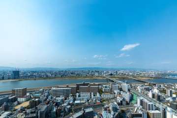 ビューバルコニー（47階）からの眺望。淀川を望む。