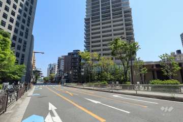 敷地西側の前面道路