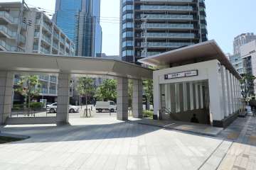 大阪メトロ御堂筋線「中津」駅3番出口目の前にエントランスアプローチがあります。