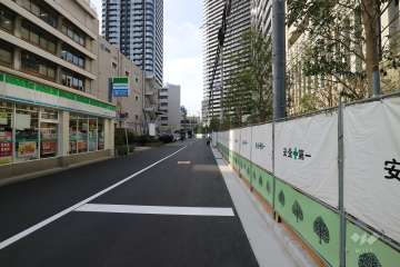 敷地南側の前面道路