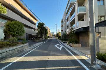 敷地東側の前面道路(北側から)