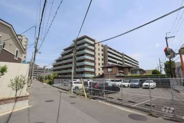 ウエリス吹田千里丘の遠景。周辺は一戸建、マンション、商業施設が混在する住宅地です。