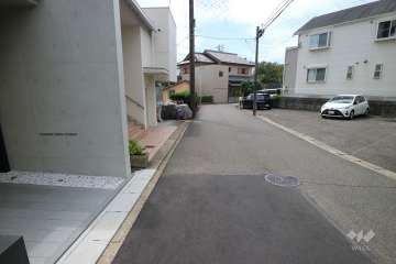 敷地の北西側前面道路（北側から）
