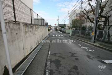 敷地東側の前面道路（南側から）