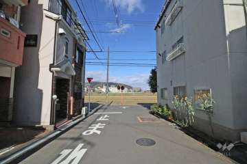 敷地西側の前面道路（南側から）