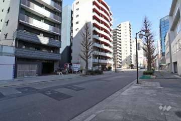 敷地南側の前面道路（南西側から）