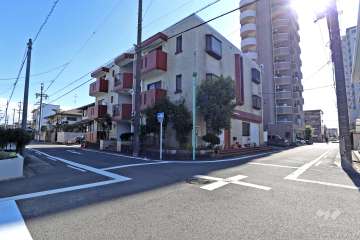 敷地西側の前面道路