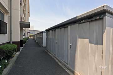 建物の北西側に倉庫が備えられています。