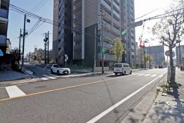 敷地西側の前面道路（北西側から）