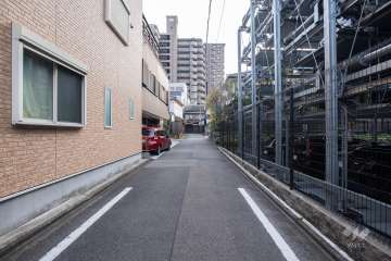 敷地東側の前面道路（北側から）