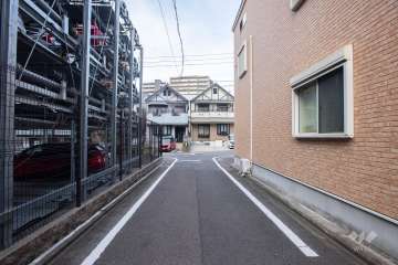 敷地東側の前面道路（南側から）