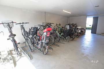 屋内に設けられた駐輪場