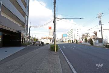 敷地北東の側前面道路（南西側から）