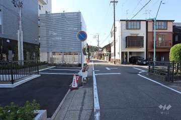 敷地西側の前面道路