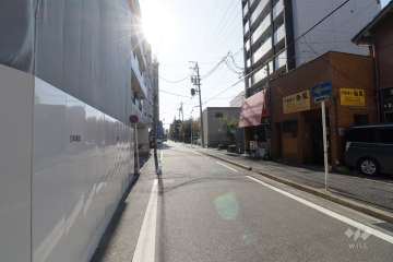 敷地東側の前面道路（北側から）