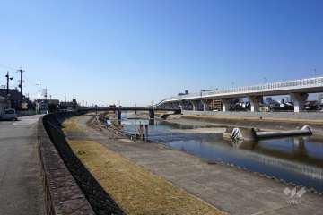 物件西側の西側を流れる猪名川
