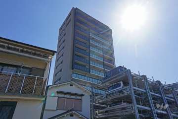 プレサンスロジェ池田五月山の外観(北西側から)