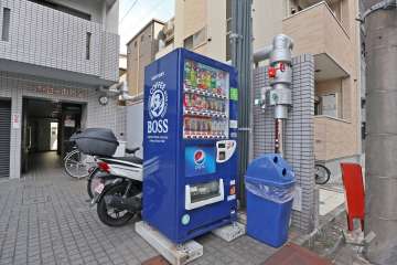 駐輪場と自動販売機