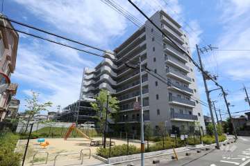 レーベン高槻エアリープレイスの外観（南西側から）