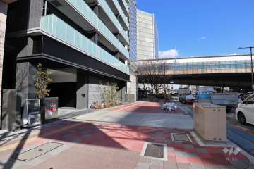 敷地南側の前面道路（西側から）