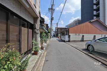 敷地北側の前面道路（西側から）