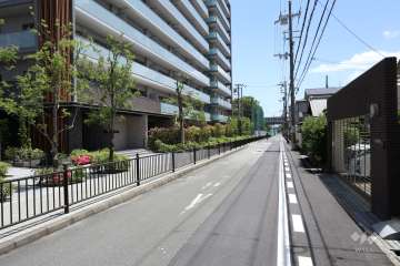 敷地東側の前面道路（北側から）