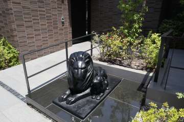 エントランス前にはシンボルのライオンがいます。