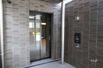 駐車場にアクセスできるサブエントランス（オートロック付き）。