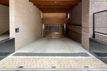 駐車場の出入口（リングシャッター付き）