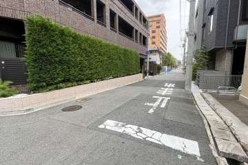 敷地南側の前面道路（西側から）