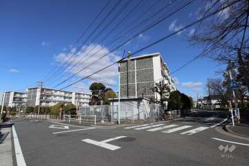 敷地南西側と北東側の前面道路（南側から）