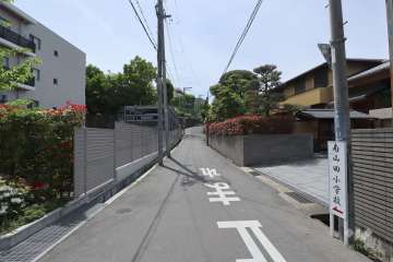敷地北側の前面道路（東側から）