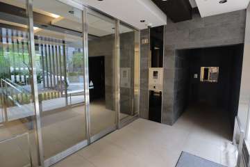 エントランスはオートロック付きです。