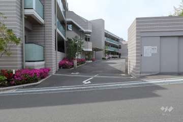 駐車場の出入口(ロボットゲート付き)