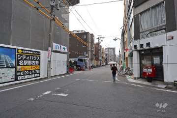 敷地西側の前面道路