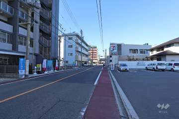 敷地北東側の前面道路（東側から）