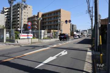敷地西側の前面道路
