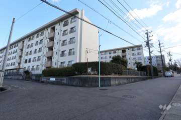 敷地南東側の前面道路（北西側から）