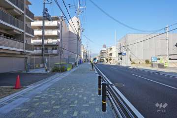 敷地北東側の前面道路（西側から）