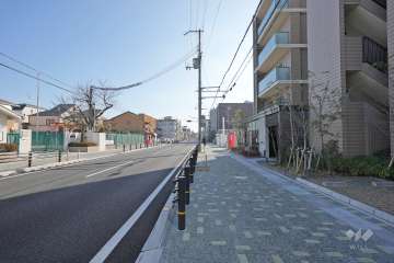 敷地北東側の前面道路（北西側から）