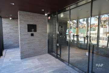 エントランスはオートロックです。