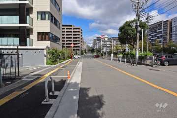 敷地東側の前面道路（西側から）