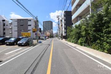 敷地南側の前面道路（東側から）
