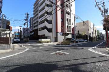 敷地北東側の前面道路（北西側から）