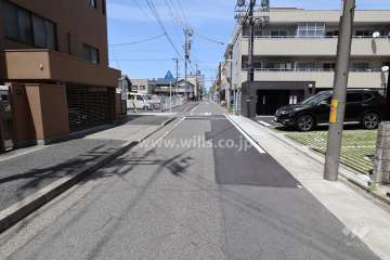 敷地西側の前面道路