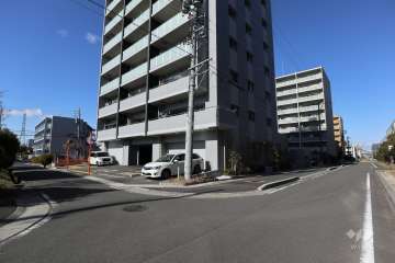 敷地南側と東側の前面道路（南東側から）
