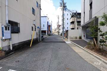 敷地南西側の前面道路（南東側から）