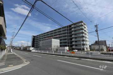 プレイズ旭前の外観(北西側から)